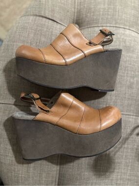 OTBT Women’s Camel Stockton Platform Clogs